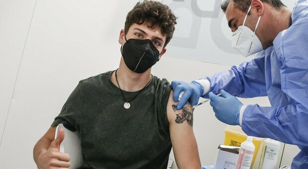 Vaccini Lazio, via a prenotazioni fasce 12-39 anni: tutte le date, i centri e prossimi Open Day
