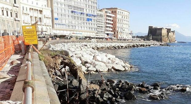 Napoli, l'arco borbonico a pezzi: dopo un anno lavori flop