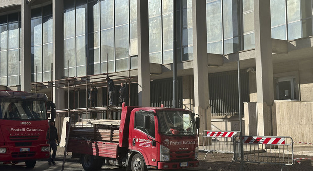 Tribunale di Avellino, si staccano i marmi dalla facciata: intervento d'urgenza