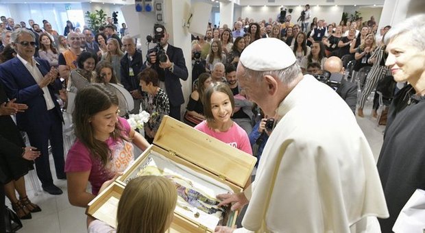 Il papa durante una udienza circondato da bambini