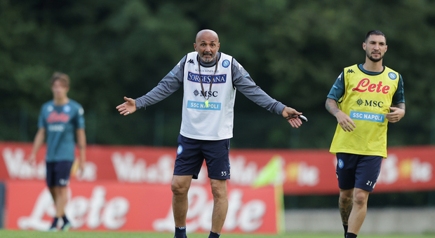 Il Napoli convince Spalletti a Dimaro: «La maglia pure fuori dal campo»