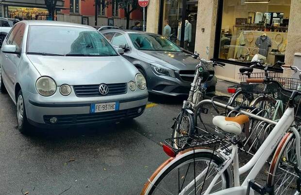 Terni, ladri di biciclette in centro: il raid la stessa notte dei furti dei fari su cinque auto in sosta
