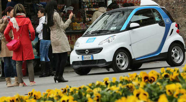 Una delle 600 Smart del programma car2go operative a Milano