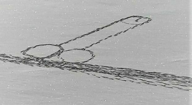 Disegna un pene gigante sul lago ghiacciato nel torinese. «L'autore ha messo in pericolo la sua vita e quella di eventuali soccorritori»