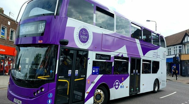 Londra, per celebrare la regina Elisabetta gli autobus si colorano di viola