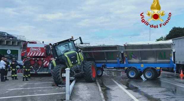 Camion si ribalta sulla Pontebbana: carico d'uva per strada, traffico bloccato