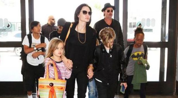 Angelina Jolie e Brad Pitt in economy con i figli
