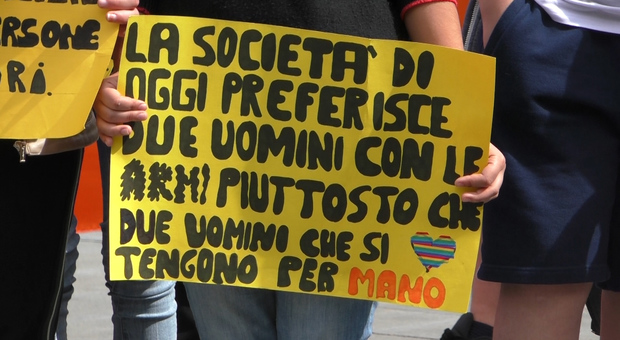 Manifestazione contro omofobia: cartellone