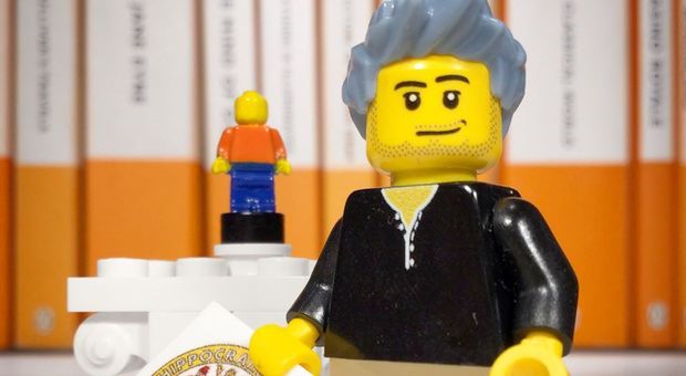Lego Classicist, il professore Pardini dell'Università di Salerno è il primo studioso dell'anno ritratto con i mattoncini