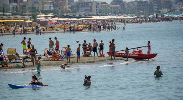 immagine Ostia, domenica al mare, boom di presenze: traffico impazzito sulla litoranea per sosta selvaggia