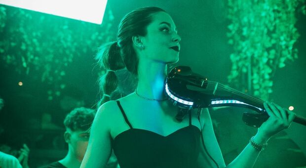 Violino in discoteca, la nuova frontiera del divertimento con Eudora Nasato che spopola anche sui social