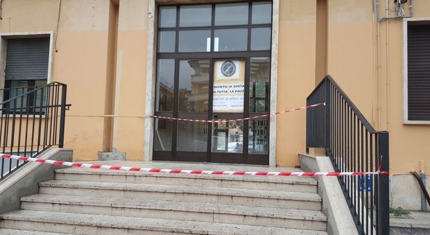 Cassino, raid vandalico in Municipio: distrutta la vetrata d'ingresso Polizia sulle tracce dei responsabili
