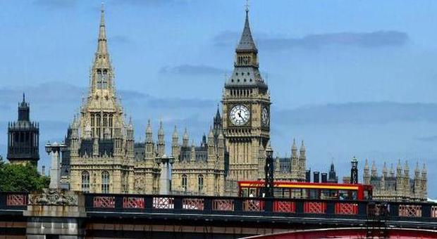 «Orge gay con i soldi pubblici»: scandalo a Westminster, tories nella bufera