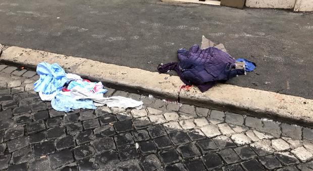 Roma, investe pedone sul marciapiede in via Sistina, bloccato dai passanti