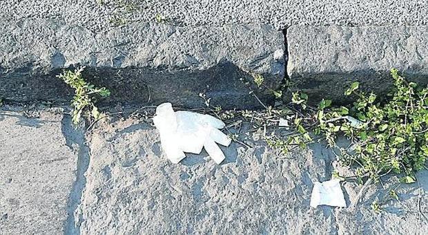 Mascherine abbandonate in strada a Napoli: «Gli incivili devono essere multati»