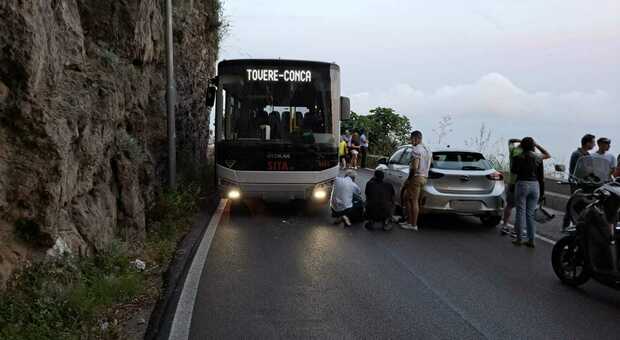 Incidente ad Amalfi: centauro contro un bus di linea, traffico in tilt sull'ex Agerolina