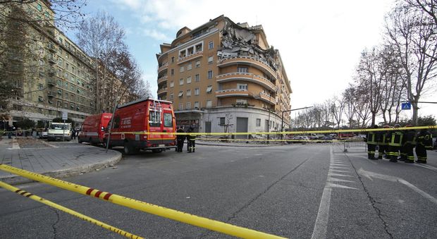 Crollo palazzo a Flaminio, quattro persone all'interno: «Così ci siamo salvati»