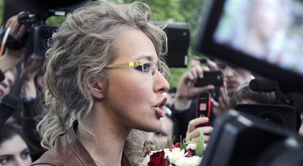Russia, la star tv Ksenia Sobchak si candida contro Putin: è la figlia del padrino politico del presidente