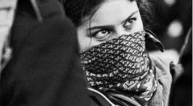 Morta la ragazza della foto iconica dei movimenti studenteschi italiani