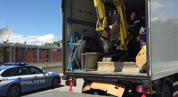 Sequestrato escavatore da 10mila euro nascosto in un camion frigo