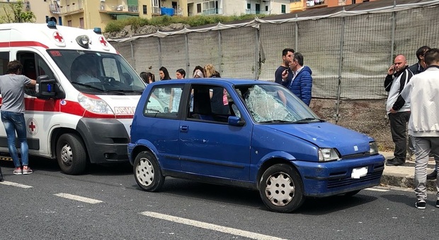 Studentessa investita da auto sotto sequestro, paura all'uscita di scuola a Torre del Greco