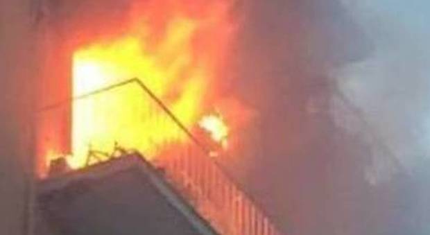 Napoli, incendio in appartamento: mobili distrutti, indaga la polizia