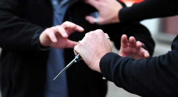Senza biglietto sul bus: minaccia due guardie giurate con il coltello