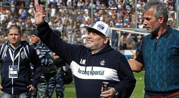 Coronavirus, Maradona si taglia lo stipendio: «Vuole aiutare il club»