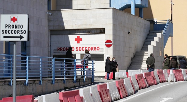 Avellino, pronto soccorso in tilt l'ospedale «Moscati» si ribella
