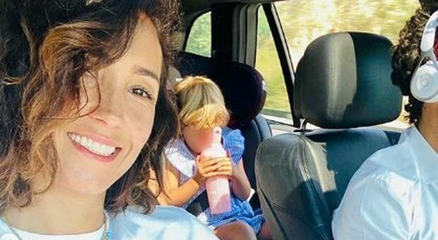 Caterina Balivo posta la foto di famiglia in auto: il marito al volante con le cuffie scatena la polemica