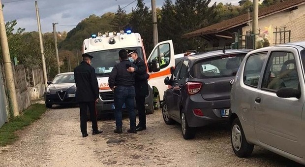 Guardia giurata pulisce la pistola, parte un colpo e uccide la cognata: tragedia a Gallicano nel Lazio