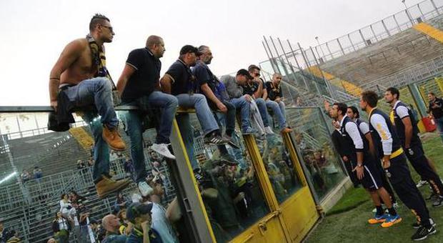 Parma ultimo, i giocatori contestati a rapporto ​dai tifosi dopo il ko di Bergamo