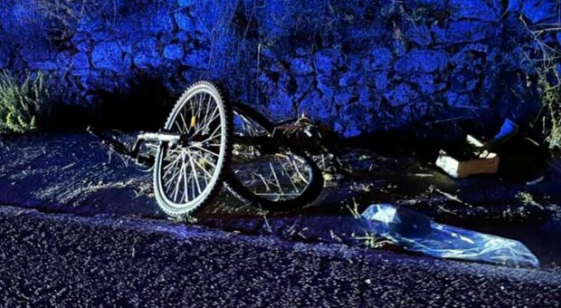 Salento, incidente sulla provinciale: ragazzini in bici travolti da un'auto. Rientravano da una festa