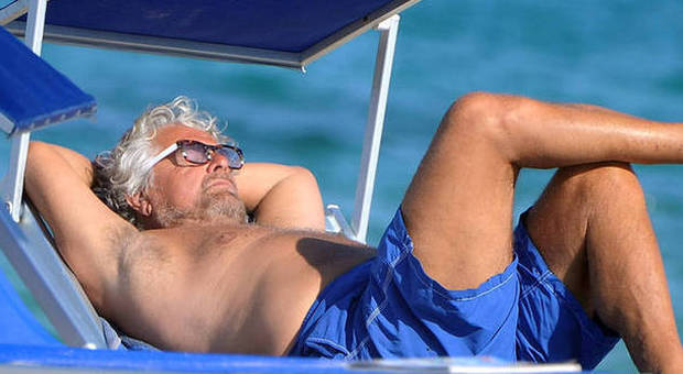 Beppe Grillo, relax e tante coccole con la moglie nell'hotel di lusso in Sardegna