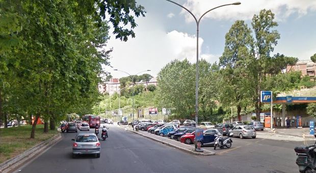 Roma, donna investita a Prati Fiscali: è grave