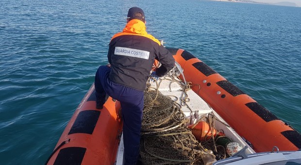 Controlli contro la pesca illegale, la Guardia costiera sequestra le reti per le lumachine di mare