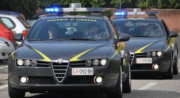 Napoletano fermato su una Mercedes: nel doppiofondo dell'auto nascondeva 368mila euro