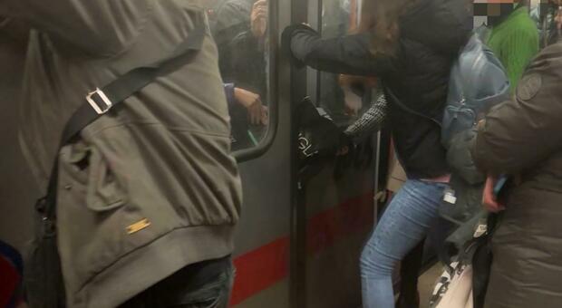 Paura a Termini, resta incastrata tra le porte della metropolitana in corsa: i passeggeri fermano il treno