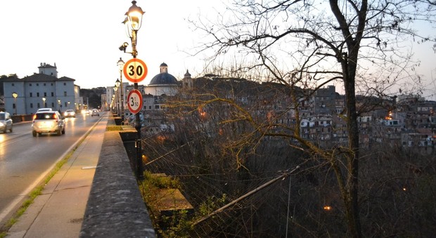 Roma, 38enne assistente sanitario si suicida gettandosi dal ponte di Ariccia