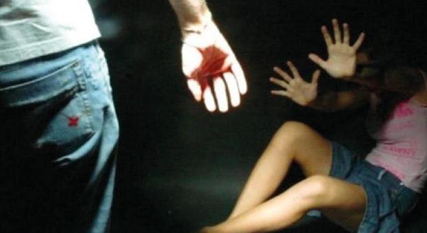 Due cugini stuprano una ragazza dopo la discoteca, l'amico li filma: arrestati