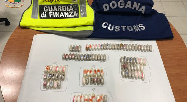 Droga a Napoli, narcos nigeriano arrestato all'aeroporto di Capodichino: 112 ovuli nell'addome