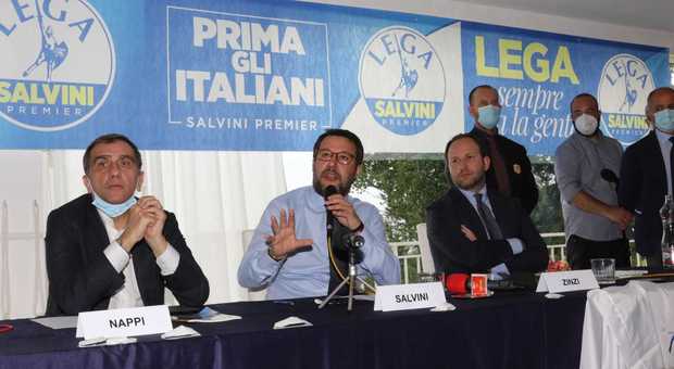 Salvini a Napoli: «Una follia le classi divise con pareti di plexiglass»