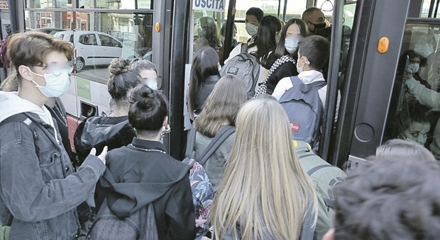 Pesaro, mascherine e metà studenti in classe le uniche certezze del ritorno a scuola: «Dopo il 15 gennaio il buio»