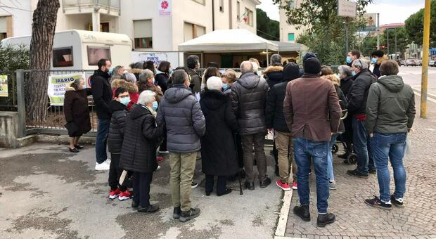 Contagi record nel Fermano, altre due vittime all'ospedale Murri. Continuano i vaccini senza prenotazione