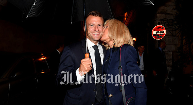 Macron e Brigitte, passeggiata con bacio a Roma. Poi la cena romantica Foto esclusive di Rino Barillari