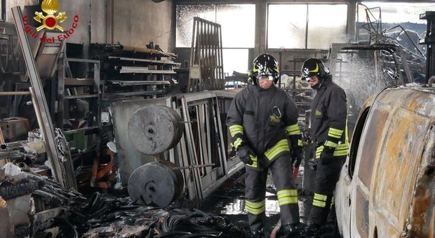 Rogo devasta l'azienda di infissi Lavas, fiamme visibili a km di distanza