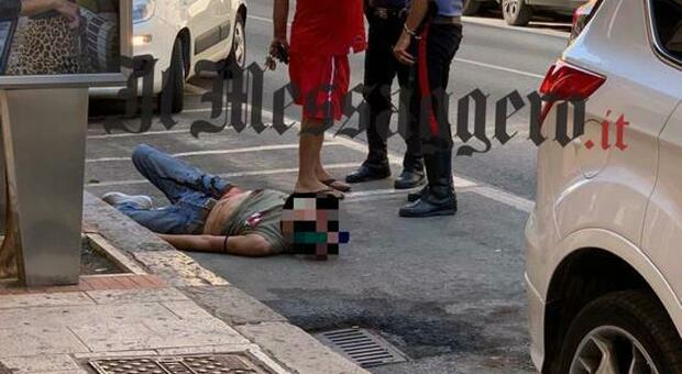 Uomo accoltellato in strada a Terracina, donna portata in caserma