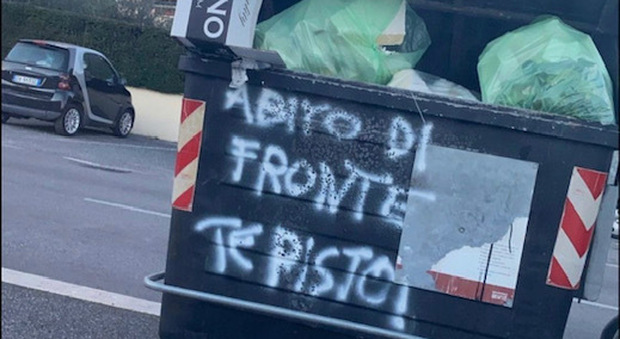 Roma, «Ti meno se lasci l'immondizia fuori»: i messaggi dei residenti sui cassonetti