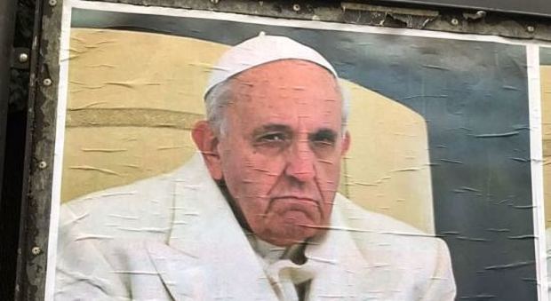 Manifesti contro il Papa, Bergoglio all'Angelus: «Stiamo lontani dalla maldicenza»
