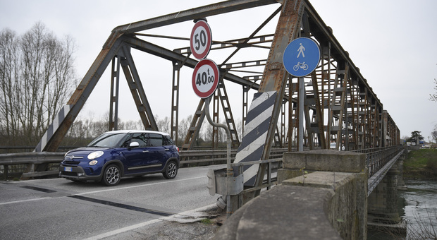 Il ponte sul fiume Adige tra Boara Pisani e Boara Polesine ha oltre 70 anni